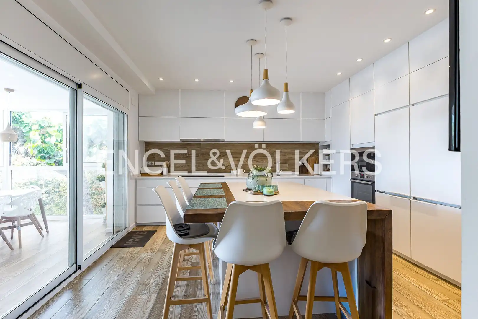 Cocina de Casa o chalet en venta en Vilanova i la Geltrú con Aire acondicionado, Calefacción y Jardín privado