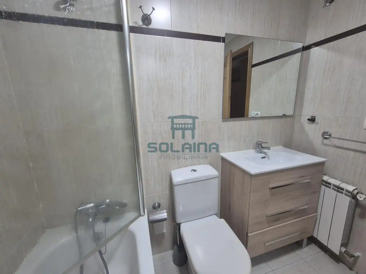 Bany de Pis de lloguer en Ourense Capital  amb Calefacció, Moblat i Balcó