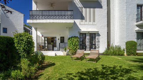 Apartamento con jardín totalmente reformado en venta en Nueva Andalucía, Marbella