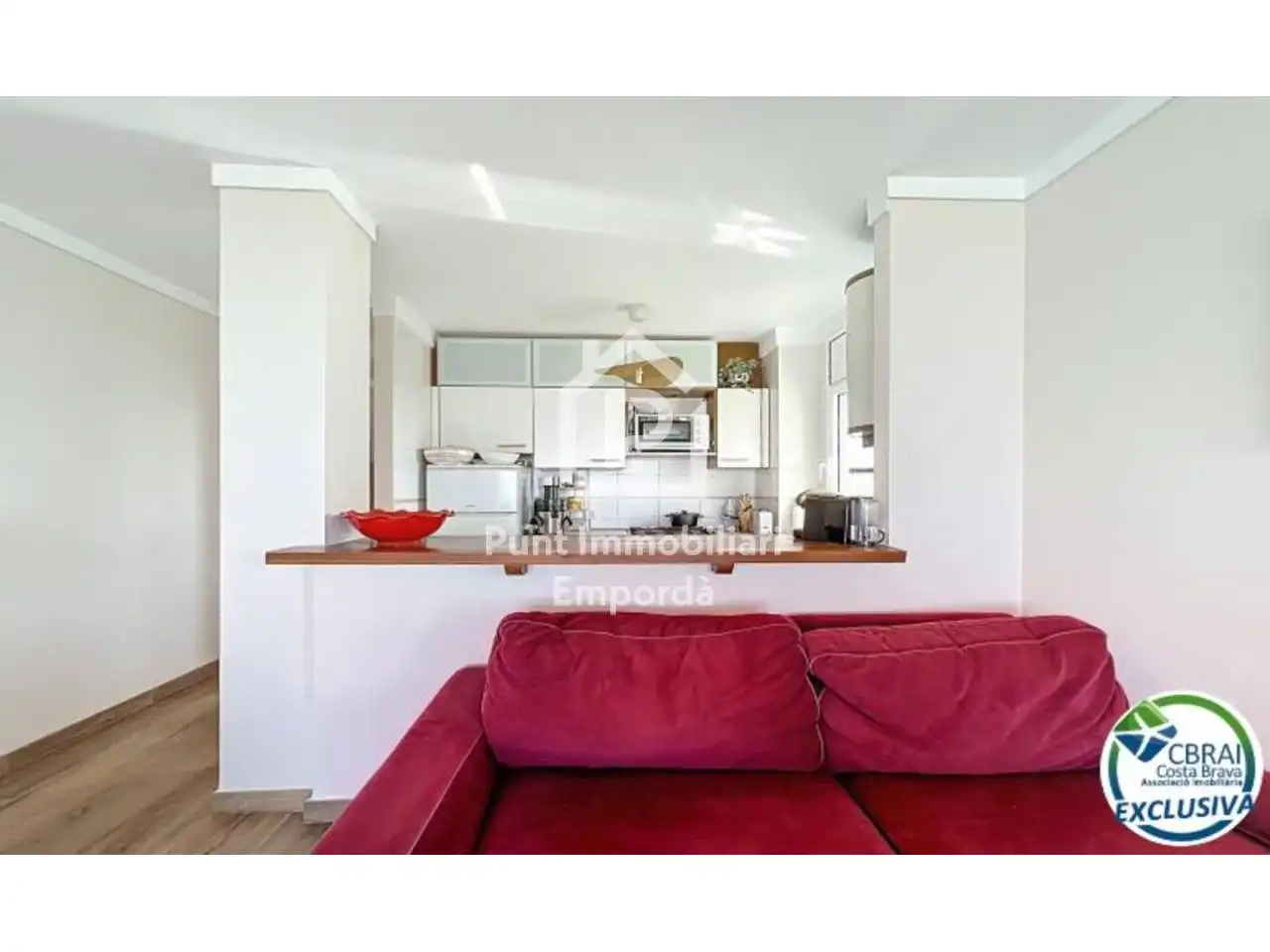 Sala d'estar de Apartament en venda en Roses amb Parquet, Terrassa i Moblat