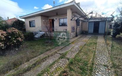 Exterior view of House or chalet for sale in Villanázar