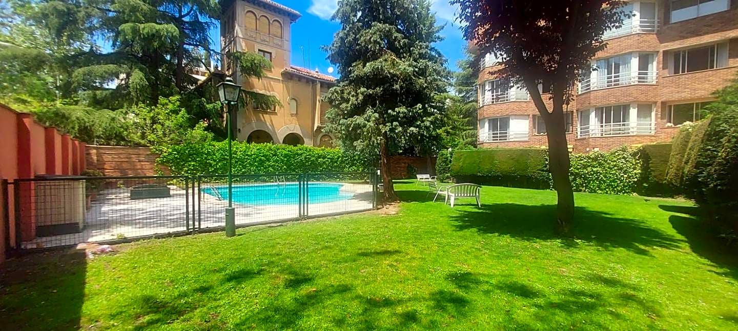 Swimming pool of Flat to rent in  Madrid Capital  with Air Conditioner, Heating and Balcony