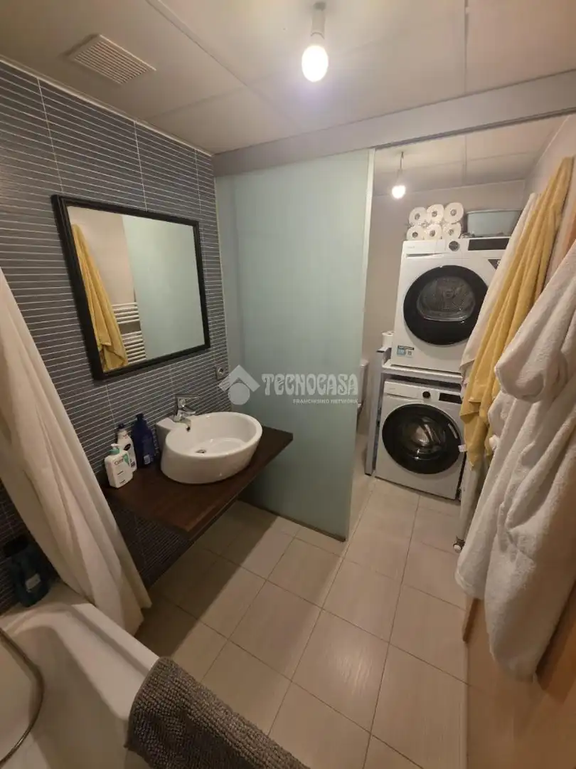 Bathroom of Flat for sale in Cadrete  with Air Conditioner, Heating and Terrace