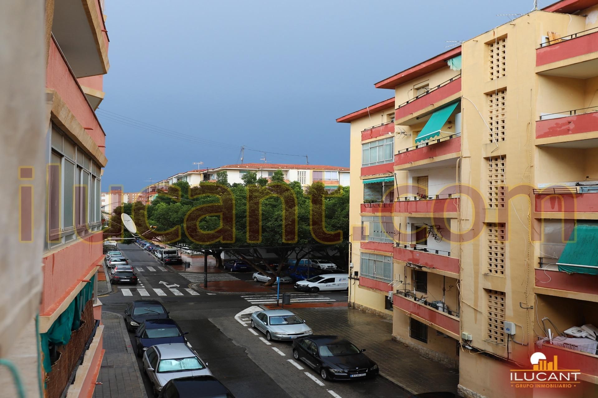 Vista exterior de Pis en venda en Alicante / Alacant amb Aire condicionat i Balcó