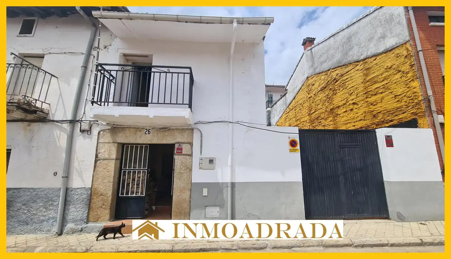 Vista exterior de Casa o chalet en venta en La Adrada  con Jardín privado