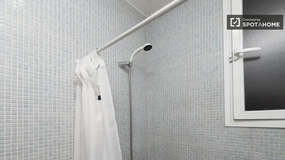 Bathroom of Flat for share in Madrid  with Air Conditioner, Heating and Terrace