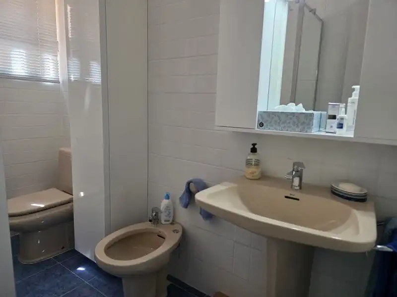 Badezimmer von Wohnungen zum Verkauf in Cullera mit Klimaanlage, Heizung und Parkett