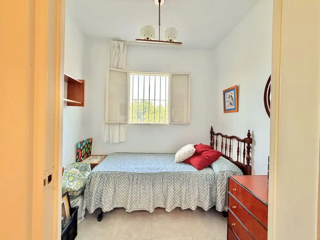 Dormitori de Casa o xalet en venda en Benamocarra amb Jardí privat i Moblat