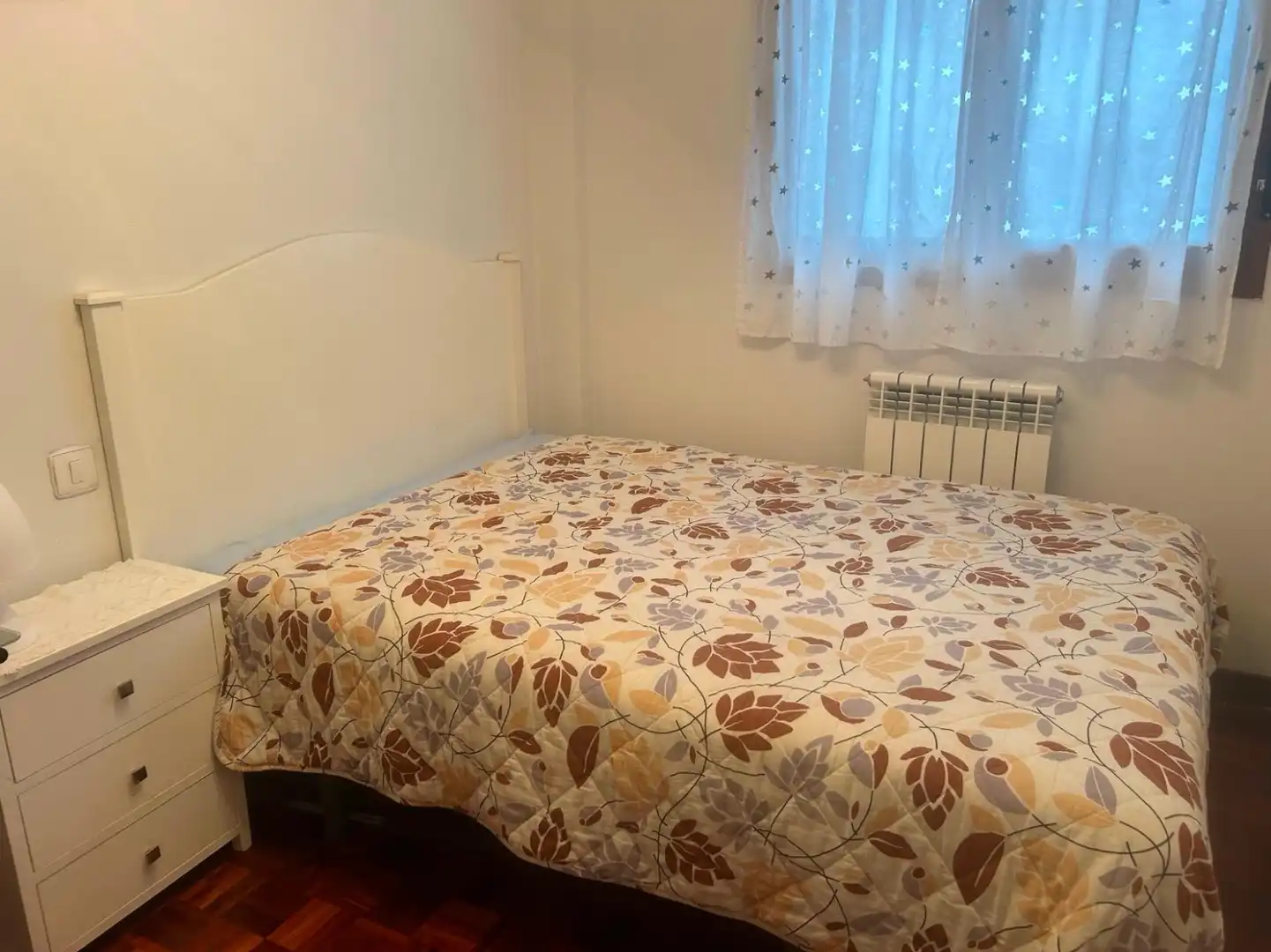 Schlafzimmer von Wohnung zur Miete in Gijón  mit Heizung, Parkett und Möbliert