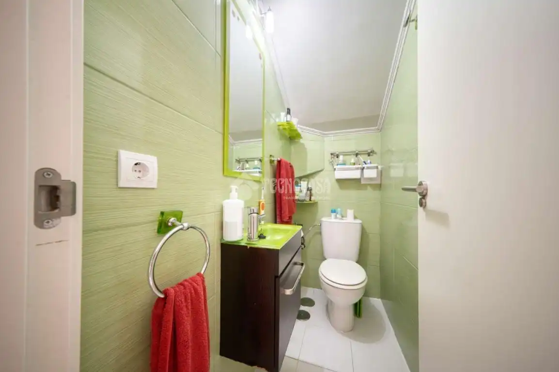 Baño de Casa adosada en venta en Aldeamayor de San Martín con Calefacción y Jardín privado
