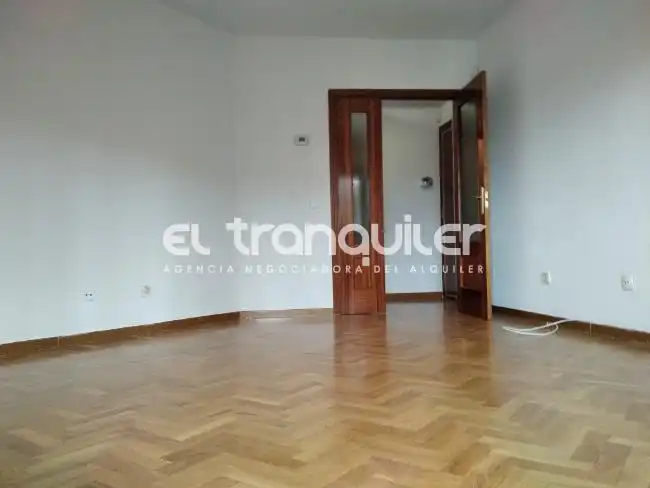 Wohnung zur Miete in Calle LOS PINOS, Prado Santo Domingo - Ensanche