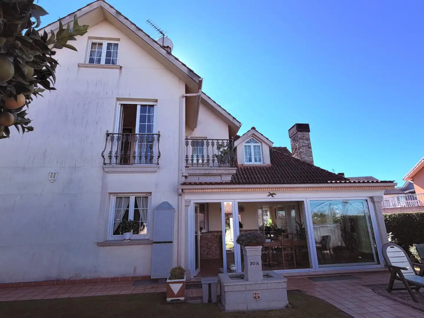 Vista exterior de Casa o xalet en venda en Oleiros amb Calefacció, Jardí privat i Terrassa