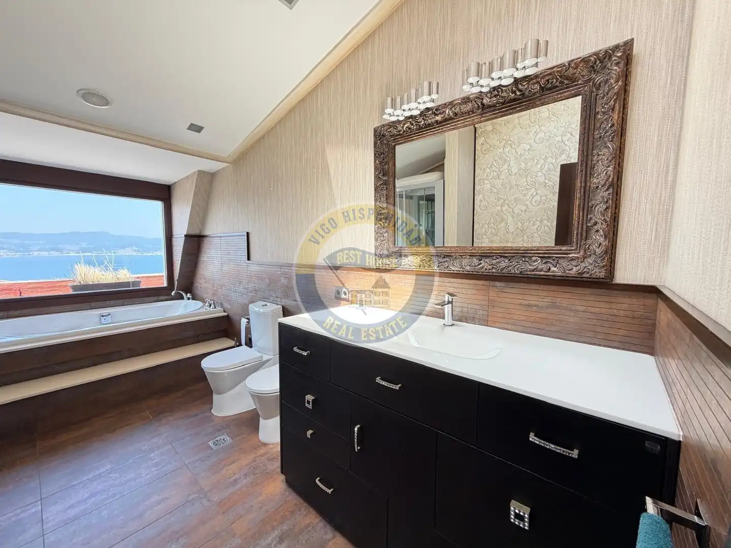 Badezimmer von Dachboden zur Miete in Vigo  mit Heizung, Parkett und Terrasse