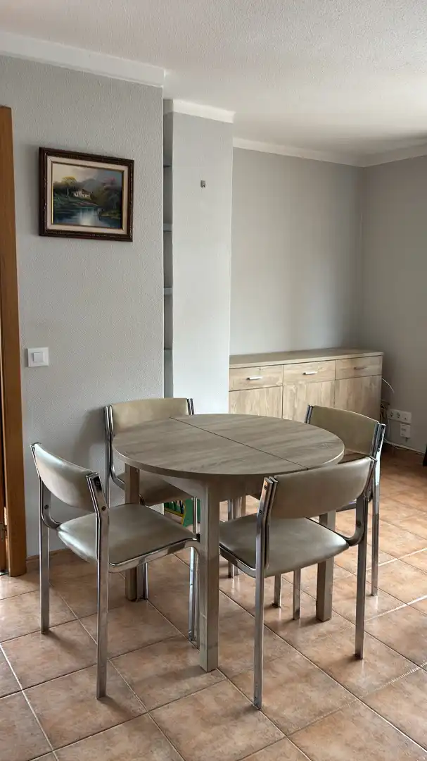 Menjador de Apartament de lloguer en Vigo  amb Calefacció, Parquet i Moblat