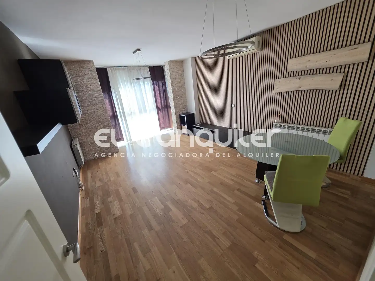 Living room of Flat for rent in Madrid  with Air Conditioner, Parquet flooring and Storage room