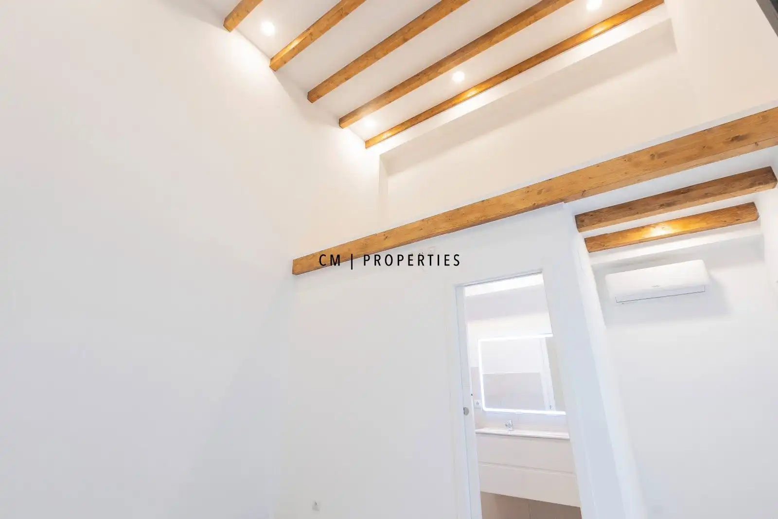 Flat for sale in Valencia  with Air Conditioner, Heating and Swimming Pool