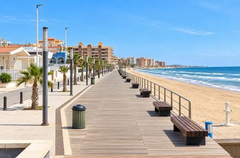Vista exterior de Piso en venta en Torrevieja con Aire acondicionado, Calefacción y Amueblado