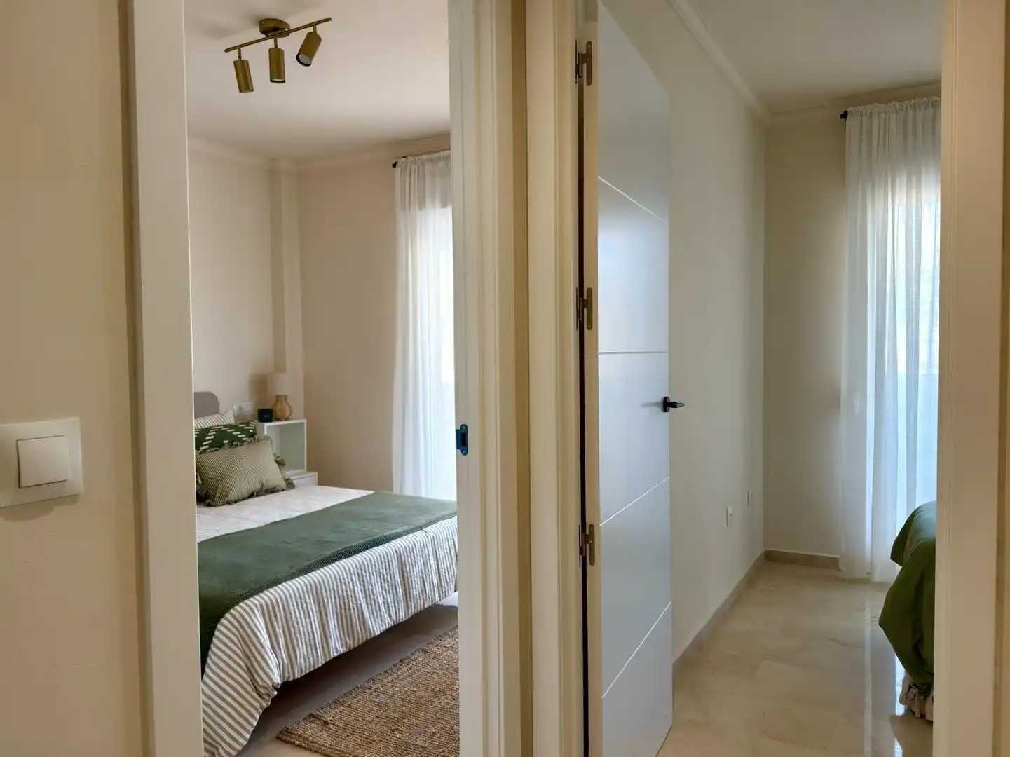 Schlafzimmer von Erdgeschoss zum Verkauf in Rincón de la Victoria mit Klimaanlage, Privatgarten und Terrasse