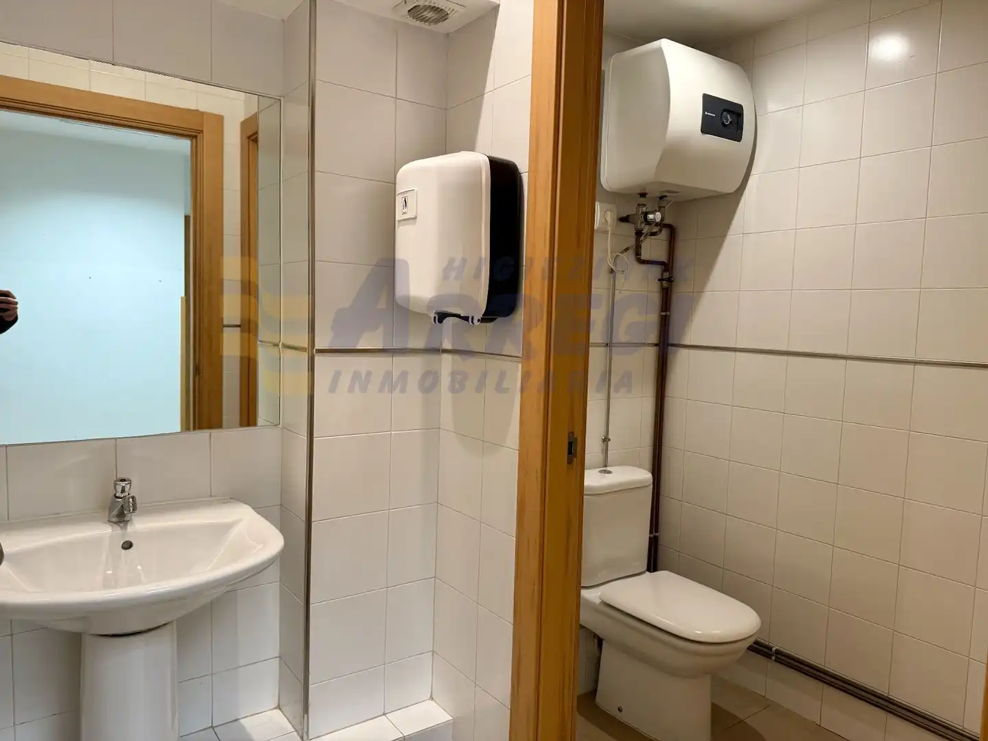 Badezimmer von Büro zur Miete in Eibar