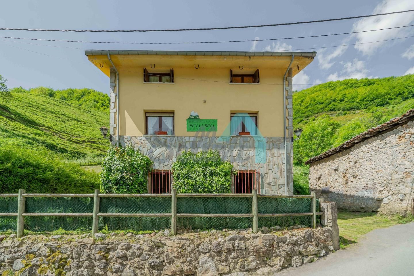 Vista exterior de Casa o xalet en venda en Lena amb Calefacció i Jardí privat