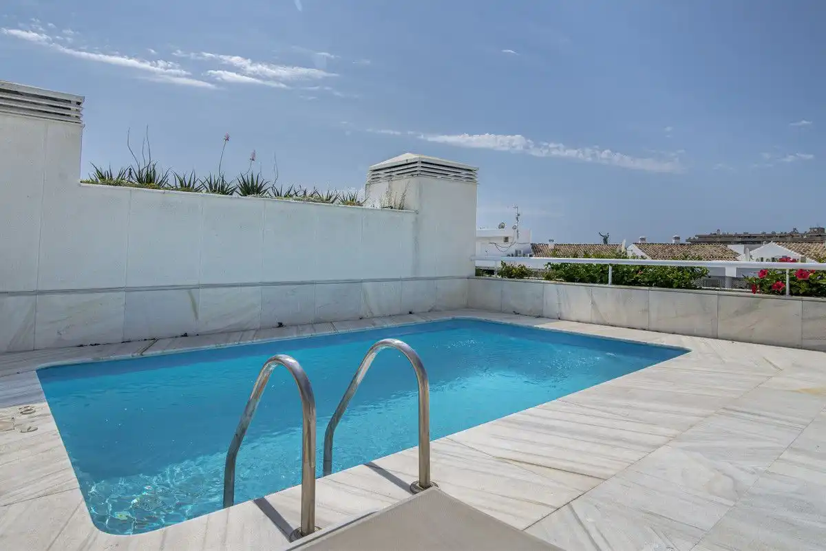 Piscina de Àtic de lloguer en Marbella amb Aire condicionat, Terrassa i Traster