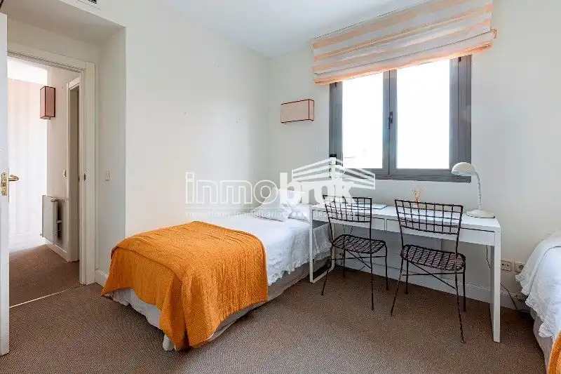 Schlafzimmer von Dachboden zur Miete in La Moraleja mit Klimaanlage, Heizung und Abstellraum
