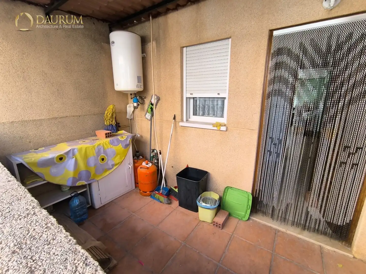 Terrasse von Einfamilien-Reihenhaus zum Verkauf in Santa Pola mit Klimaanlage, Heizung und Privatgarten