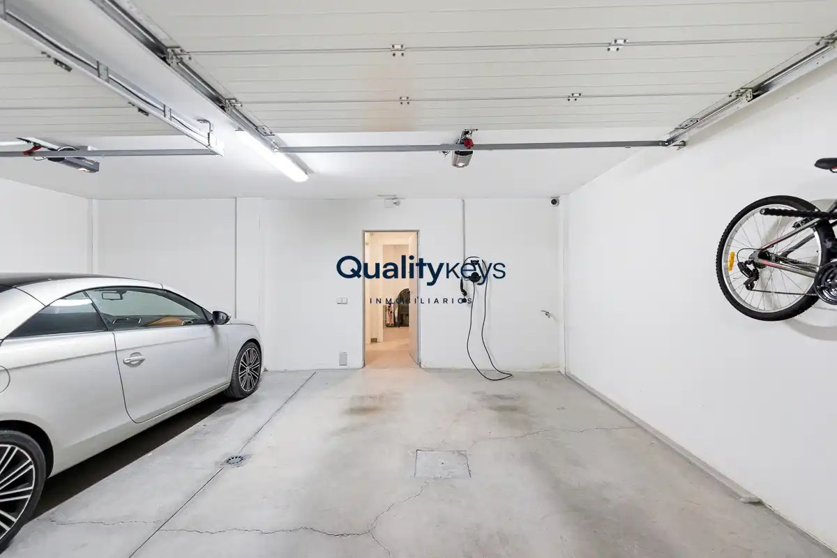 Parking de Casa o chalet en venta en Madrid con Aire acondicionado, Calefacción y Jardín privado