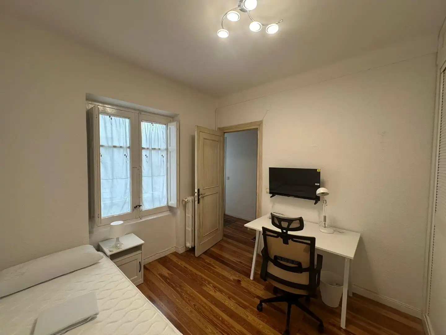 Bedroom of Flat for rent in Burgos  with Heating, Terrace and Furnished
