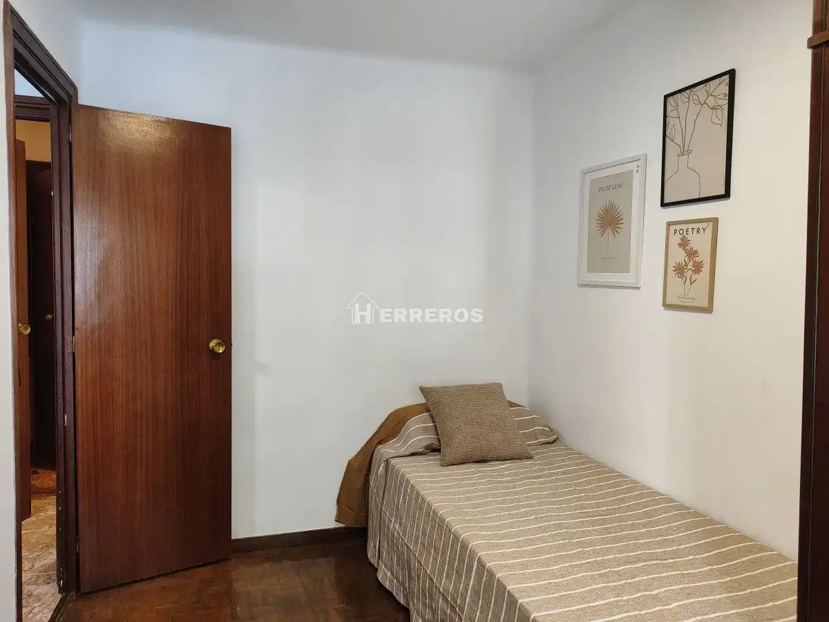 Habitación de Apartamento en venta en  Logroño con Calefacción y Amueblado