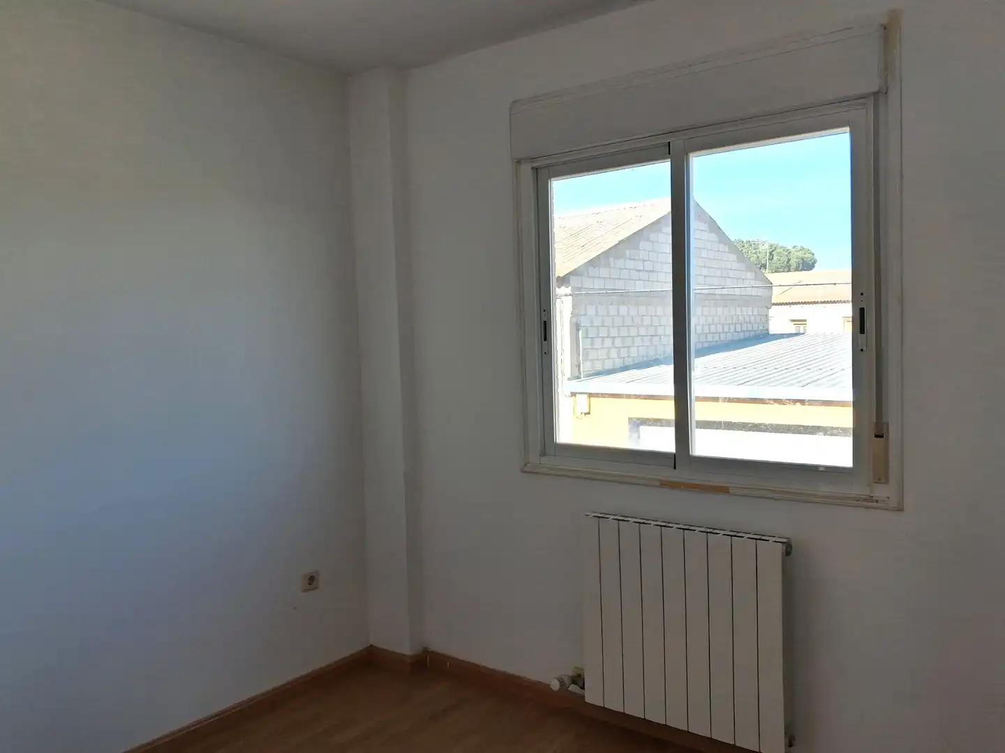 Habitación de Casa adosada en venta en Osera de Ebro con Calefacción, Parquet y Terraza
