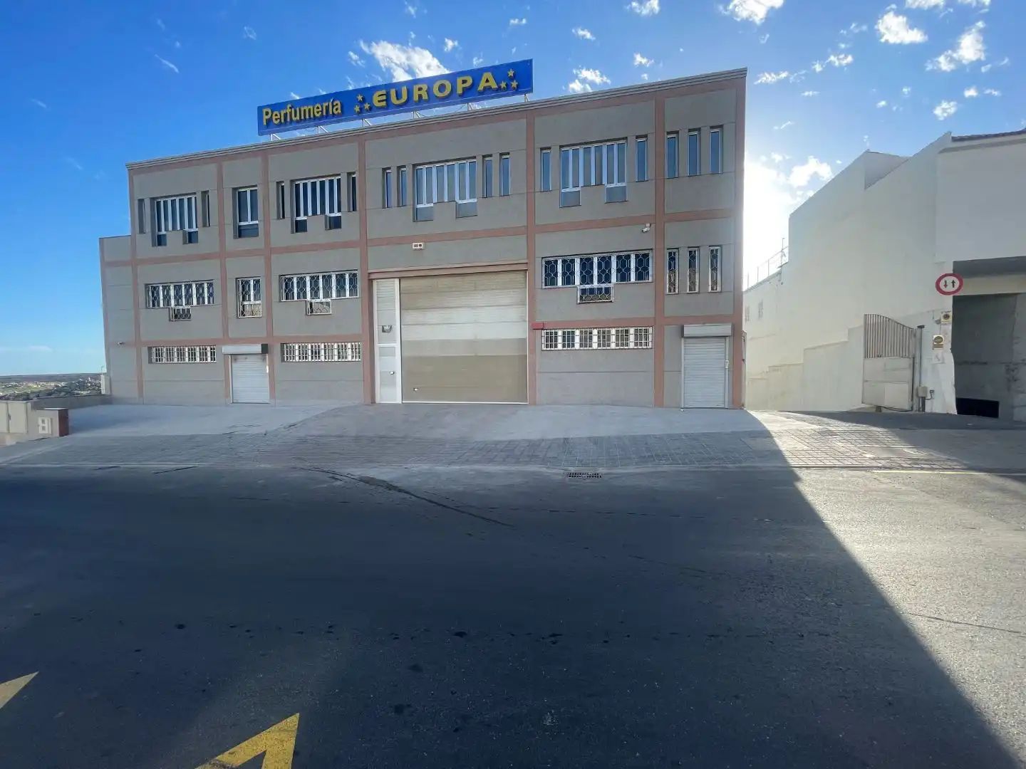 Vista exterior de Oficina de lloguer en San Bartolomé de Tirajana amb Aire condicionat, Terrassa i Moblat