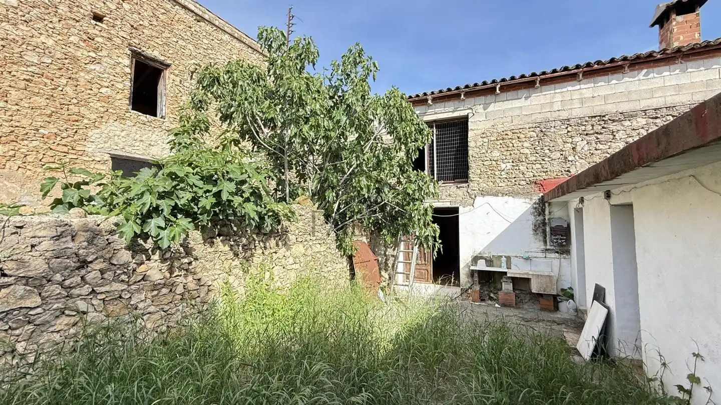 Vista exterior de Finca rústica en venda en Simat de la Valldigna amb Traster