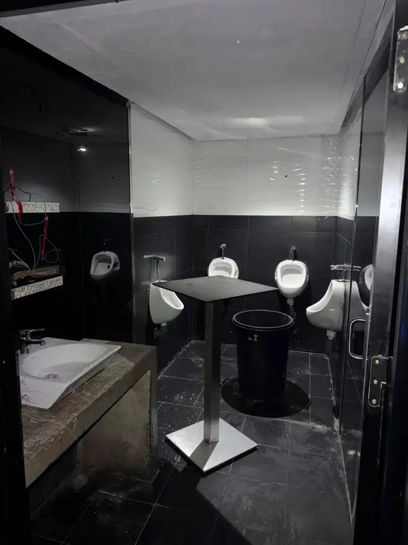 Badezimmer von Geschaftsraum zum Verkauf in Roquetas de Mar mit Heizung, Terrasse und Möbliert