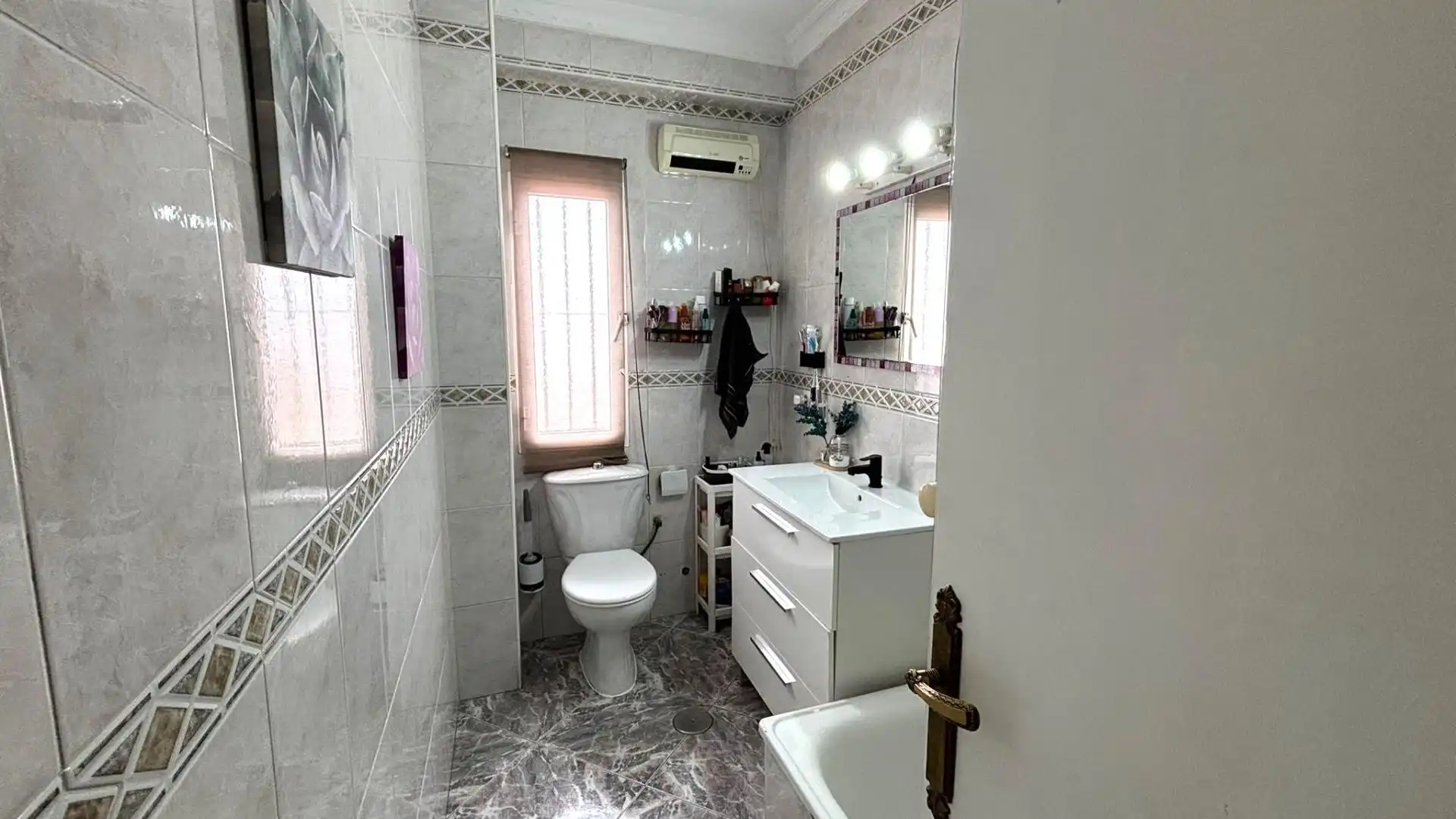 Baño de Piso en venta en Moguer con Aire acondicionado, Terraza y Trastero