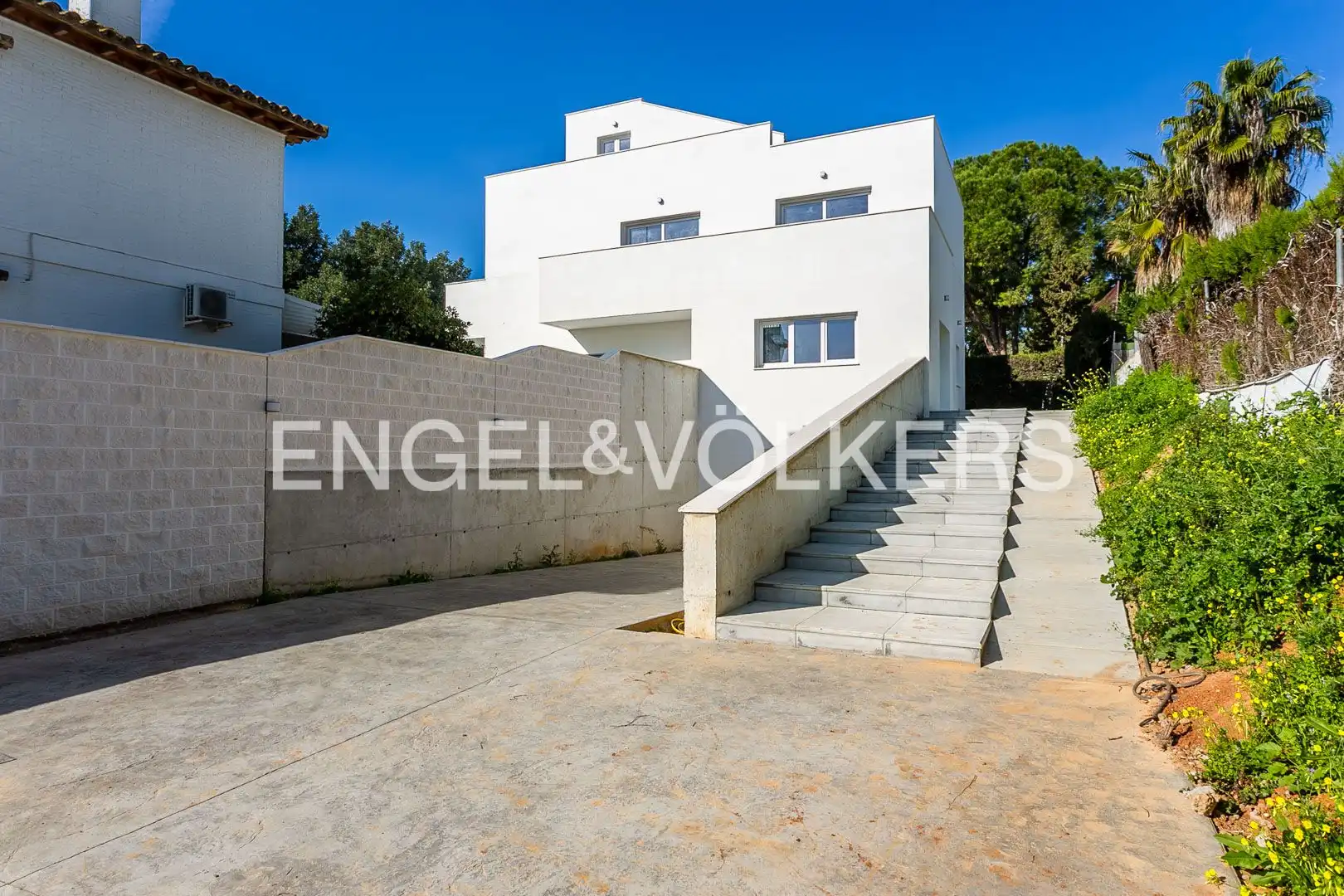 Vista exterior de Casa o xalet en venda en Tomares amb Aire condicionat, Calefacció i Jardí privat
