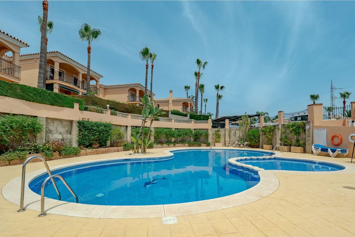 Piscina de Casa adosada en venda en Mijas amb Aire condicionat, Calefacció i Jardí privat