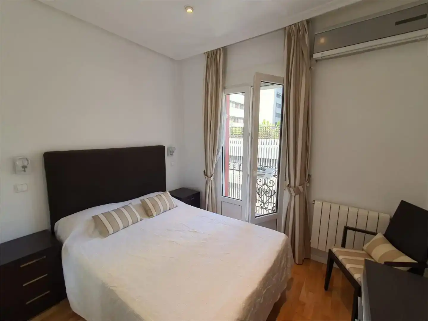 Schlafzimmer von Wohnung zur Miete in  Madrid Capital mit Klimaanlage und Balkon