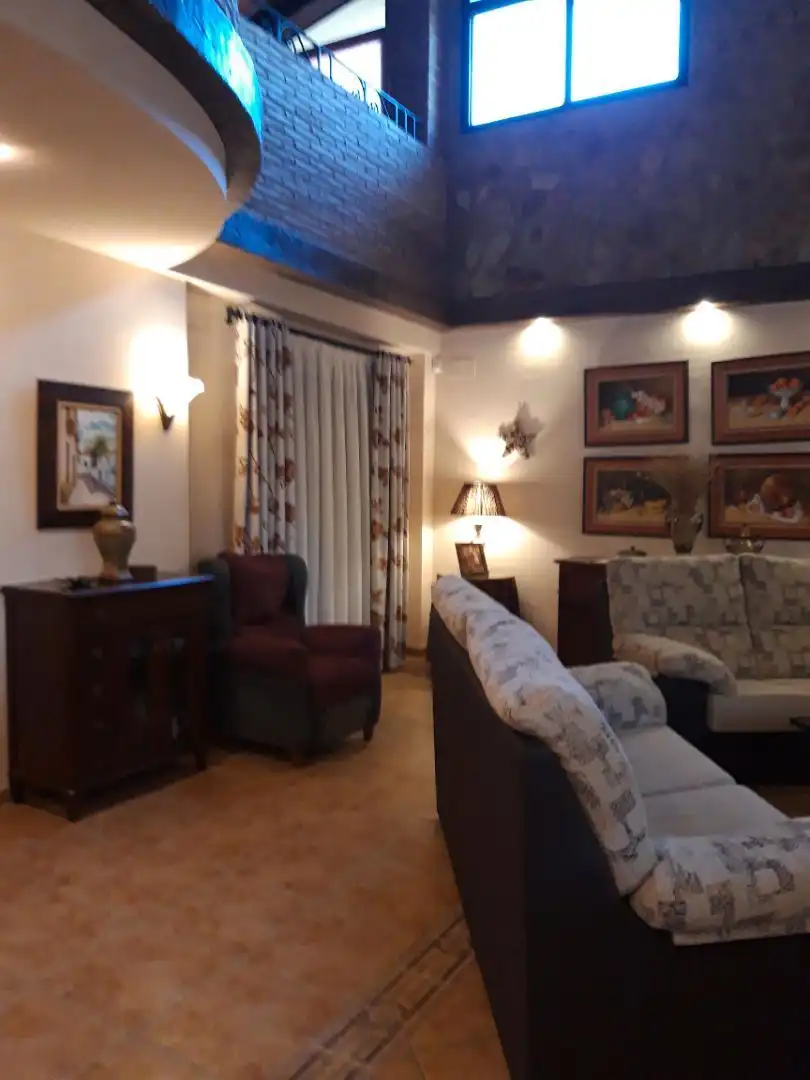 Sala d'estar de Casa o xalet en venda en Linares amb Aire condicionat, Calefacció i Jardí privat