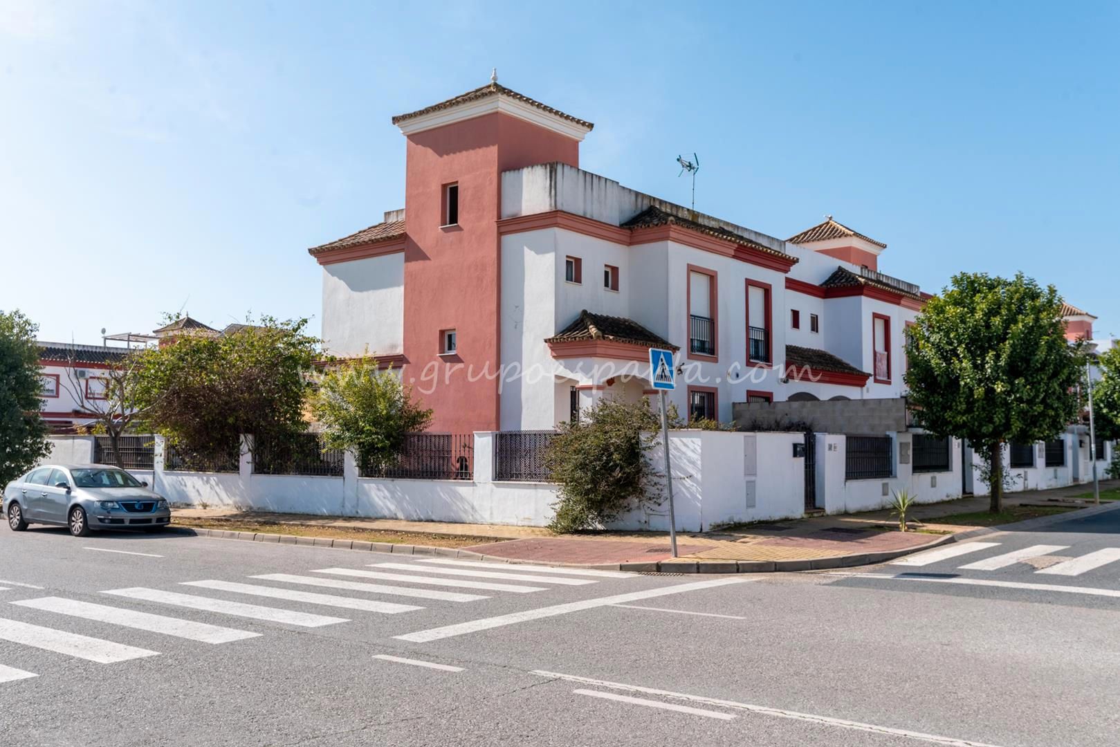 Außenansicht von Einfamilien-Reihenhaus zum Verkauf in Huévar del Aljarafe mit Klimaanlage, Privatgarten und Terrasse