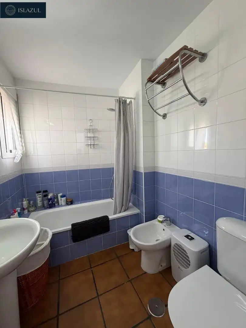 Badezimmer von Maisonette zum Verkauf in Islantilla mit Klimaanlage, Heizung und Privatgarten