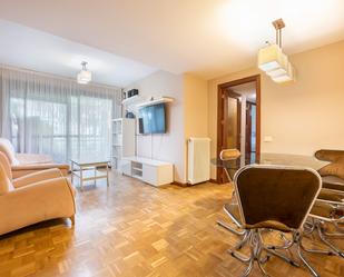 Sala d'estar de Pis en venda en  Madrid Capital amb Aire condicionat, Terrassa i Moblat
