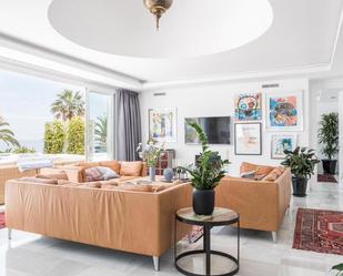 Sala d'estar de Apartament de lloguer en Marbella amb Jardí privat, Terrassa i Piscina