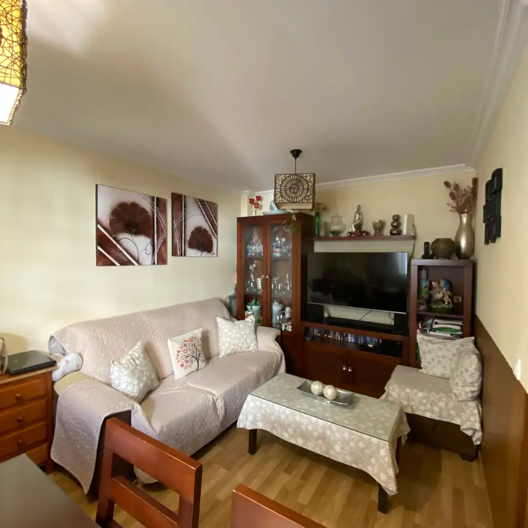 Sala de estar de Casa adosada en venta en Dos Hermanas con Aire acondicionado, Parquet y Trastero