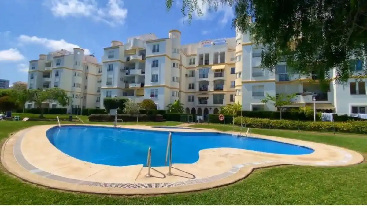 Vista exterior de Planta baixa en venda en Benalmádena amb Aire condicionat, Calefacció i Piscina