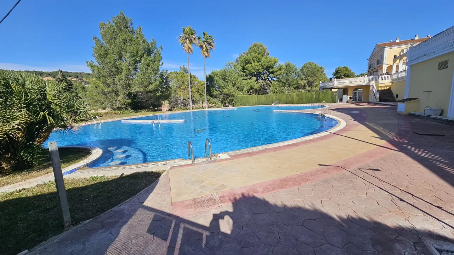 Piscina de Pis en venda en Chiva amb Aire condicionat, Terrassa i Moblat