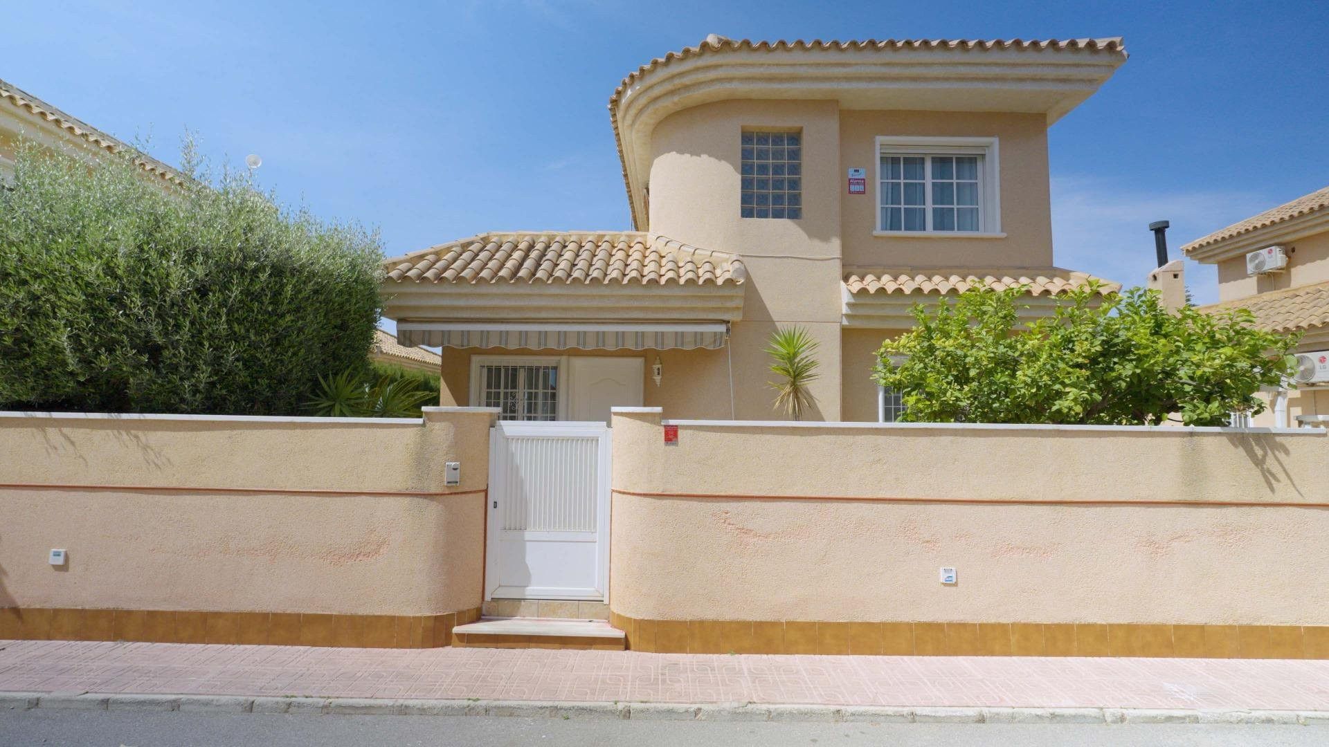 Vista exterior de Casa o xalet en venda en Torrevieja amb Calefacció, Jardí privat i Terrassa