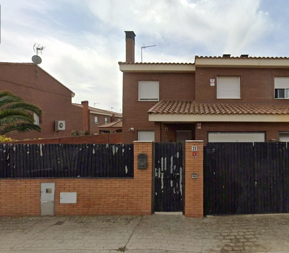 Vista exterior de Casa adosada en venda en Barcience amb Jardí privat i Piscina