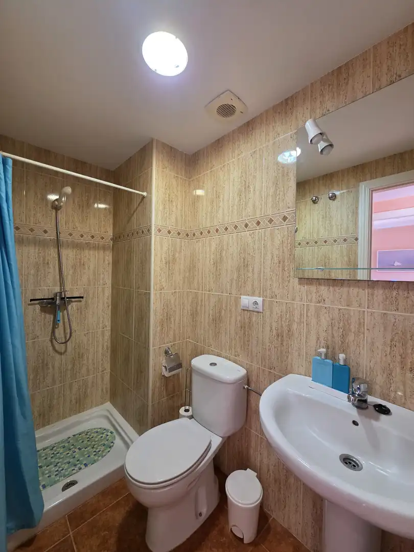 Badezimmer von Wohnungen zum Verkauf in La Línea de la Concepción mit Klimaanlage, Terrasse und Schwimmbad