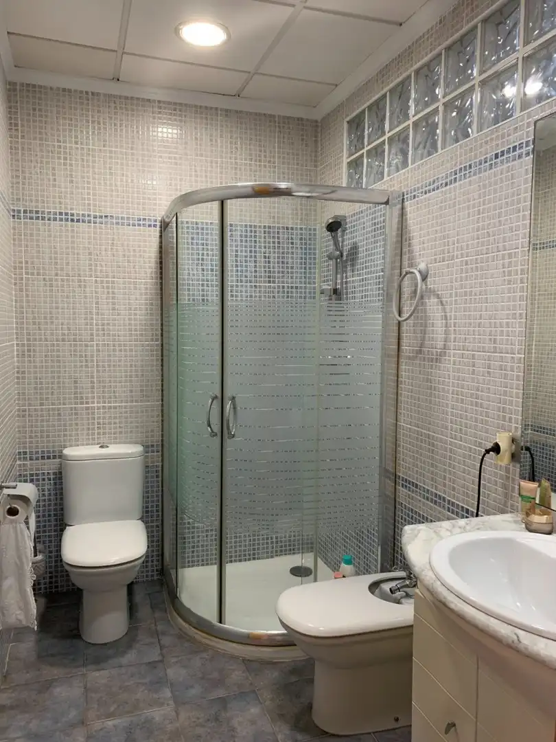 Badezimmer von Erdgeschoss zum Verkauf in Valencia mit Terrasse, Abstellraum und Möbliert